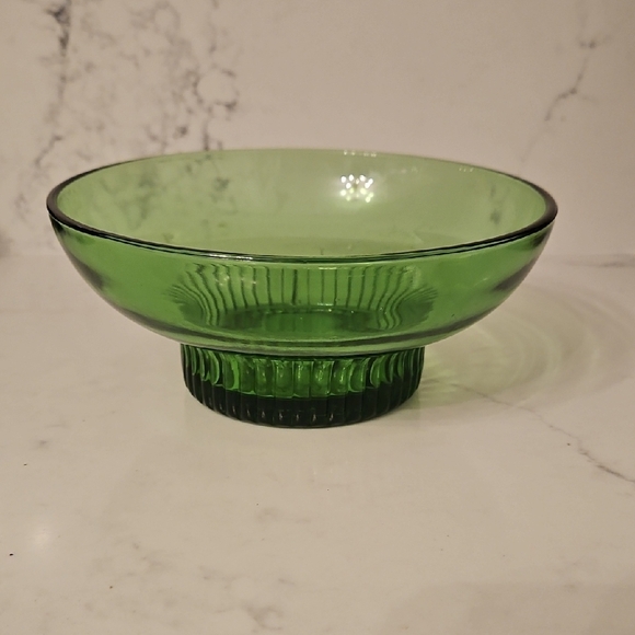 Vibrant Green Art Glass Bowl - Picture 1 of 2